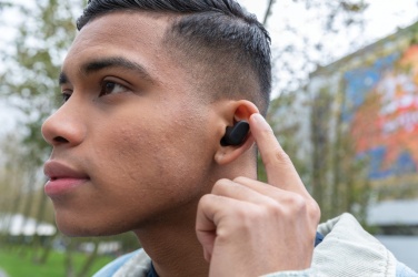 Logotrade firmakingituse foto: Urban Vitamin Gilroy hübriidsed ANC ja ENC kõrvaklapid