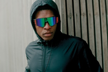 Logo trade reklaamkingi pilt: Iqoniq Logani taaskasutatud polüestrist tuulejope