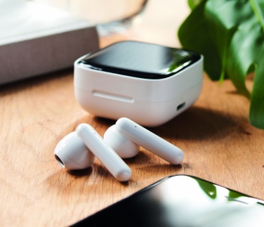 Logotrade ärikingi foto: TWS kõrvaklapid päikeselaadijaga