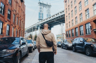 Logotrade mainoslahjat ja liikelahjat tuotekuva: Crescent AWARE™ RPET puolikuun muotoinen crossbody -laukku