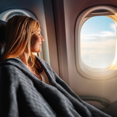 Logotrade profilprodukter bild: Filt och kudde 2 i 1 AMIATA Schwarzwolf