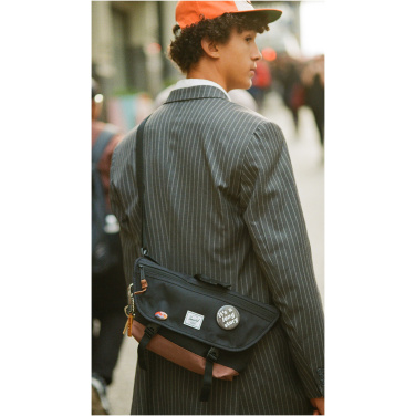 Logotrade kampanjprodukter bild: Herschel Cove messenger av återvunnet material 22,5L