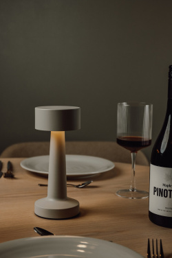 Logotrade presentreklam bild: VINGA Maris RCS återvunnen plast bordslampa