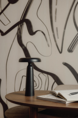 Logotrade reklamprodukter bild: VINGA Avery RCS bordslampa