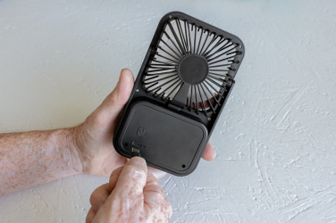 Logotrade profilprodukter bild: Aervina laddningsbar bordsfläkt i RCS återvunnen plast